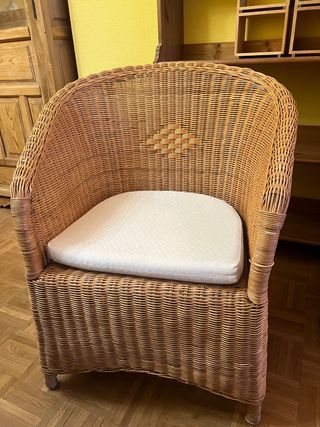 Silla de mimbre cómoda y elegante