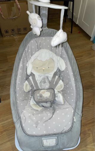 Silla mecedora de bebé con peluches