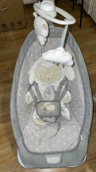 Silla mecedora de bebé con peluches