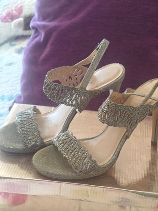 Zapatos de fiesta dorados y plateados