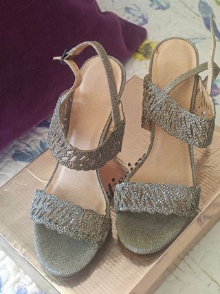 Zapatos de fiesta dorados y plateados