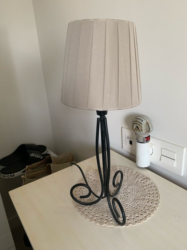 Lámpara de mesa beige y negral . Son dos 12€