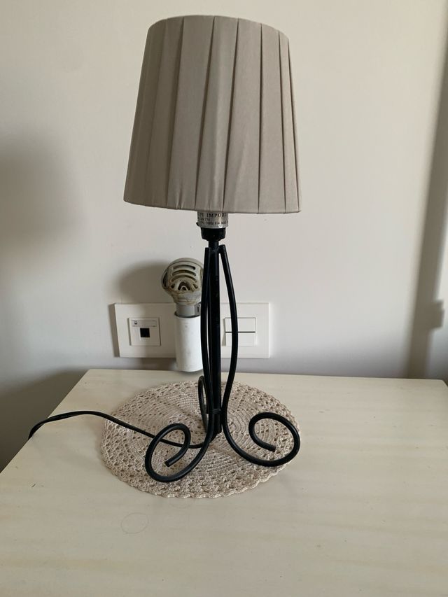 Lámpara de mesa beige y negral . Son dos 12€