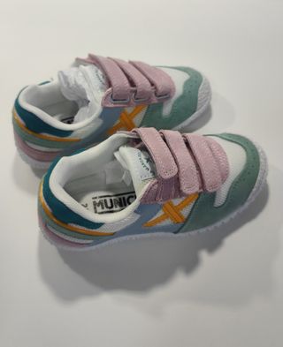 Zapatillas niña Munich verdes y rosas. Talla 29