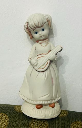 .- Figura de porcelana biscuí. Niña con mandolina