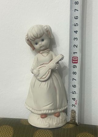 .- Figura de porcelana biscuí. Niña con mandolina
