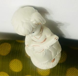 .- Figura de porcelana biscuí. Niña con mandolina