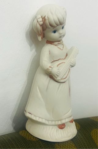 .- Figura de porcelana biscuí. Niña con mandolina