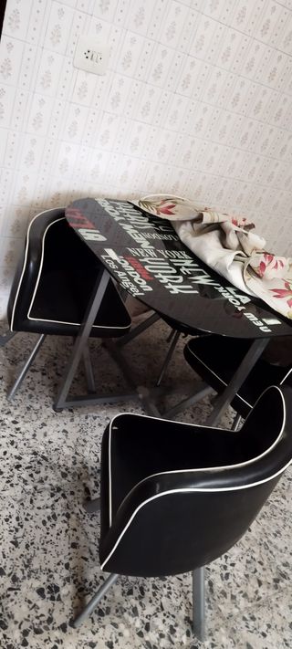Mesa cristal y 4 sillas negras