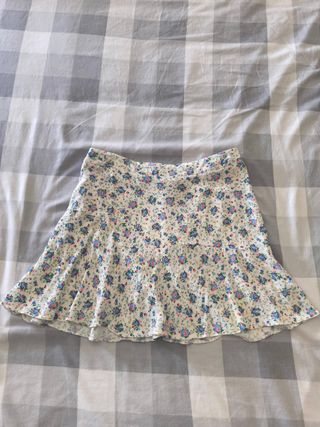 Falda floral blanca
