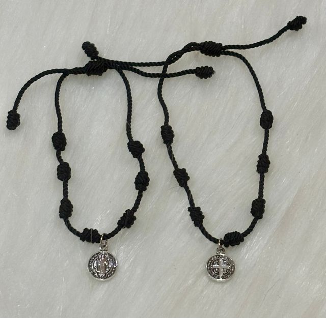 Pulsera 7 nudos negra/roja con medalla San Benito