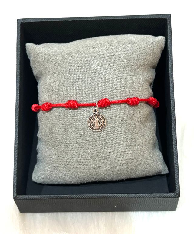 Pulsera 7 nudos negra/roja con medalla San Benito