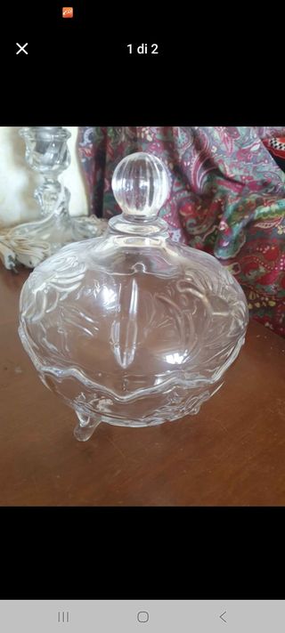 Vaso in vetro con coperchio decorato