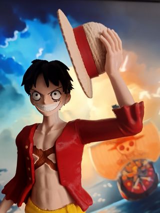 Figura One Piece Luffy con cofre y monedas