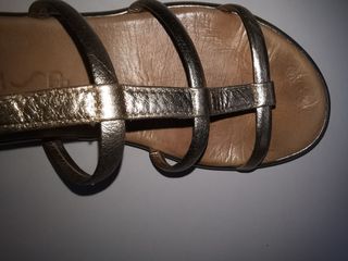Sandalias romanas doradas