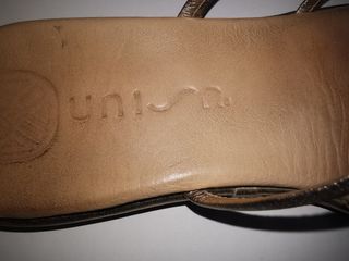 Sandalias romanas doradas