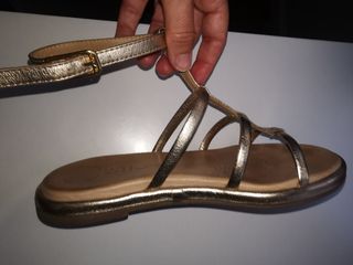 Sandalias romanas doradas