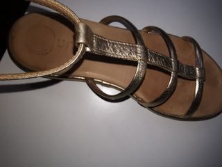 Sandalias romanas doradas