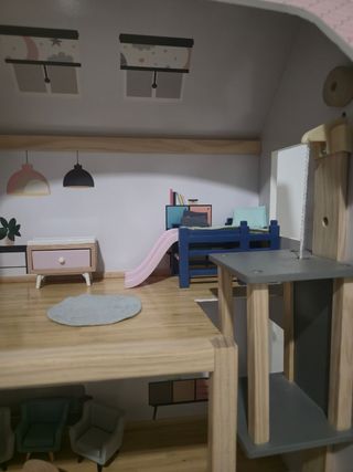 Casa de muñecas de madera