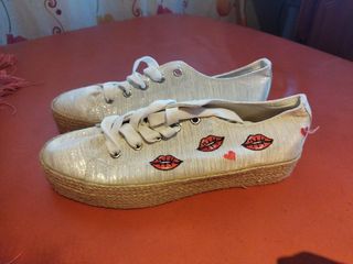 Zapatos blancos con labios rojos