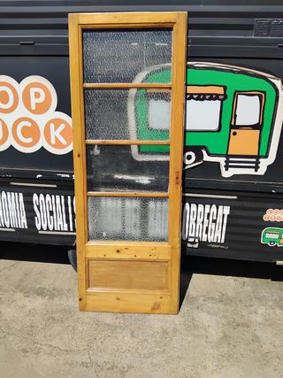 Puerta de madera con cristal