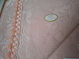 Copriletto in Seta Rosa con Bordi Lavorati