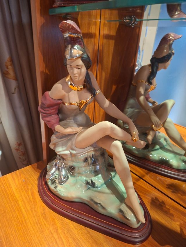 Figura de porcelana con detalles dorados