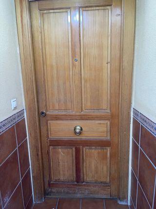 Puerta de entrada de madera