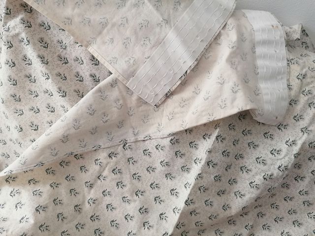 Cortinas blancas con estampado floral