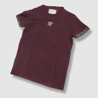 Camiseta SikSilk Burdeos con Logo Dorado
