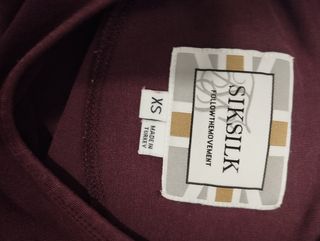 Camiseta SikSilk Burdeos con Logo Dorado