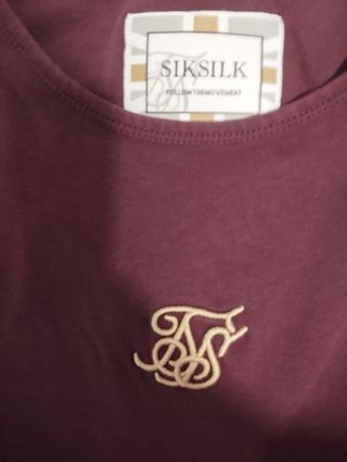 Camiseta SikSilk Burdeos con Logo Dorado