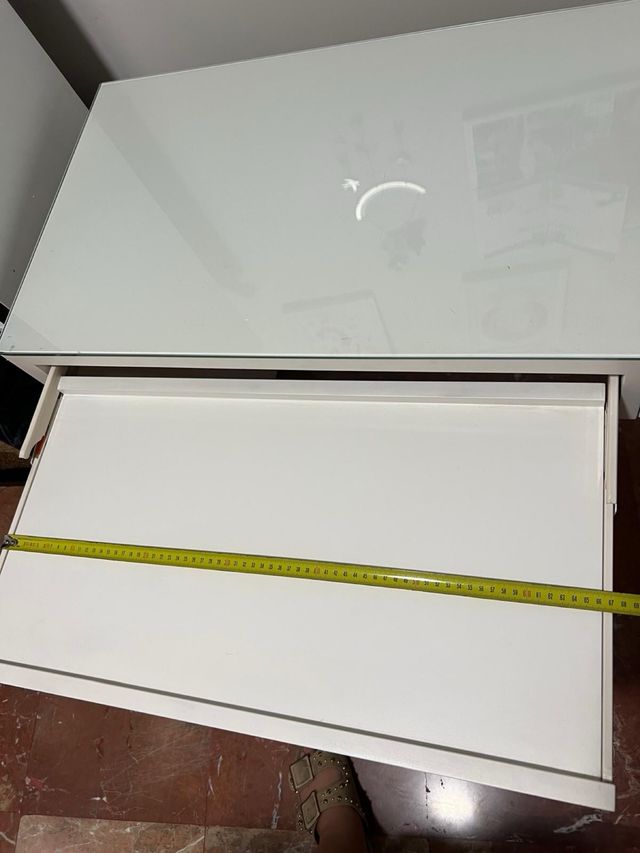 Mesa escritorio de madera con cristal.