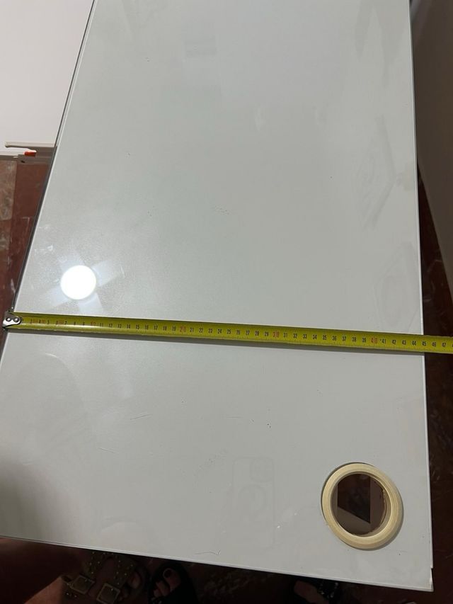 Mesa escritorio de madera con cristal.