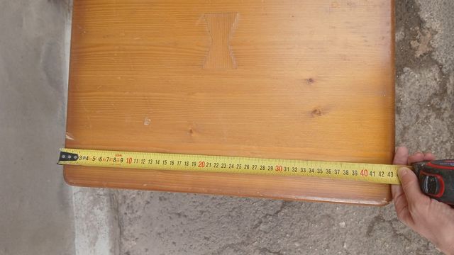 Silla de madera marrón