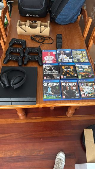 PS4 (Playstation 4) Negra + 7 Juegos
