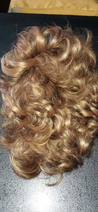 Peluca rizada rubia