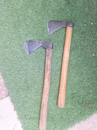 2 hachas de madera