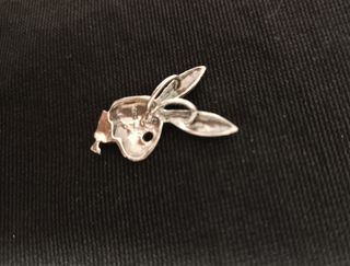 Colgante de plata. Cabeza conejito de Playboy.
