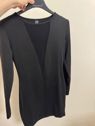 Vestito nero Shein con scollo a V