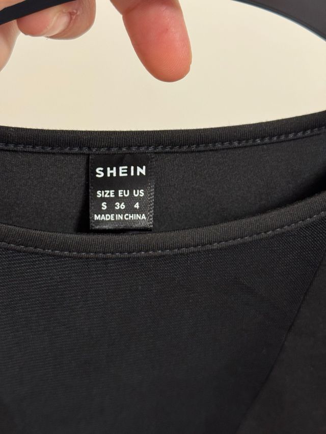 Vestito nero Shein con scollo a V