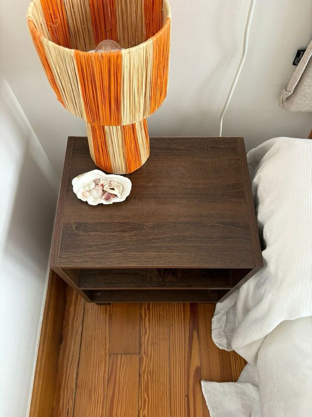 Mesita de noche de madera