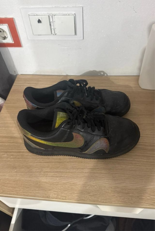 Nike Air Force 1 negras con logo multicolor