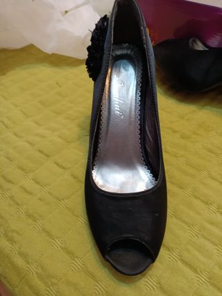 Zapatos de fiesta negros con flor de tela de raso 