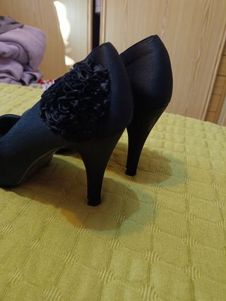 Zapatos de fiesta negros con flor de tela de raso 