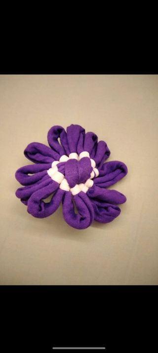 Spilla fiore viola e bianca