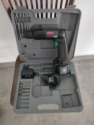 Taladro Atornillador SKIL 12V con Accesorios
