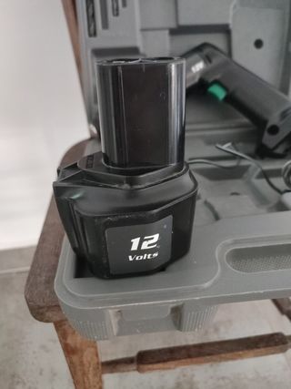 Taladro Atornillador SKIL 12V con Accesorios