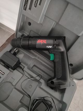 Taladro Atornillador SKIL 12V con Accesorios