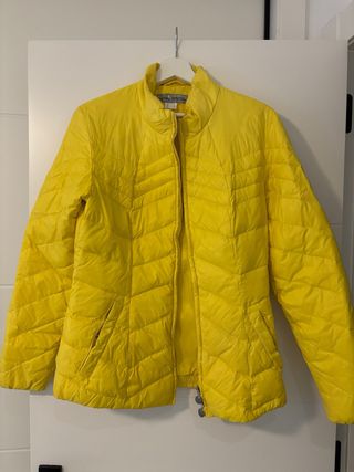Abrigo acolchado amarillo de plumas talla M
